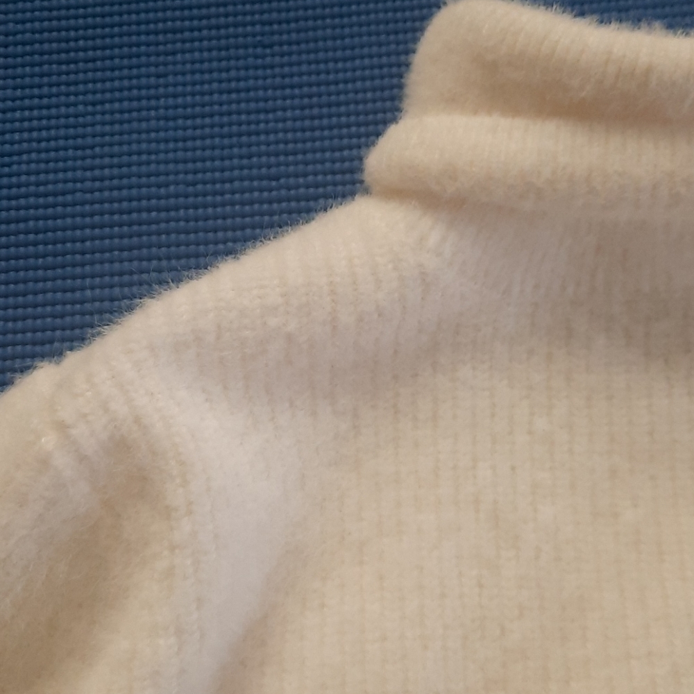 Fuzzy sweater - Picture 3 of 4